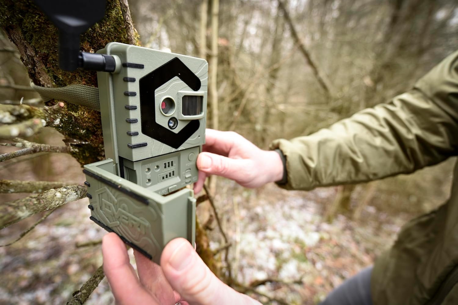 Covert Scouting Cameras Interceptor Cellular Trail Camera - 16MP 1080p Video - Real-Time Wireless Transmission - GPS 0.4s Trigger 75ft Night Vision Flash - Upgraded Antenna QR Setup - Green - Image 3